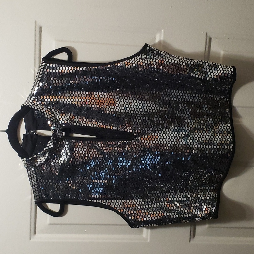 Silver & Black High Neckline Front & Back Keyhole 2 Buttons Sleeveless Shirt